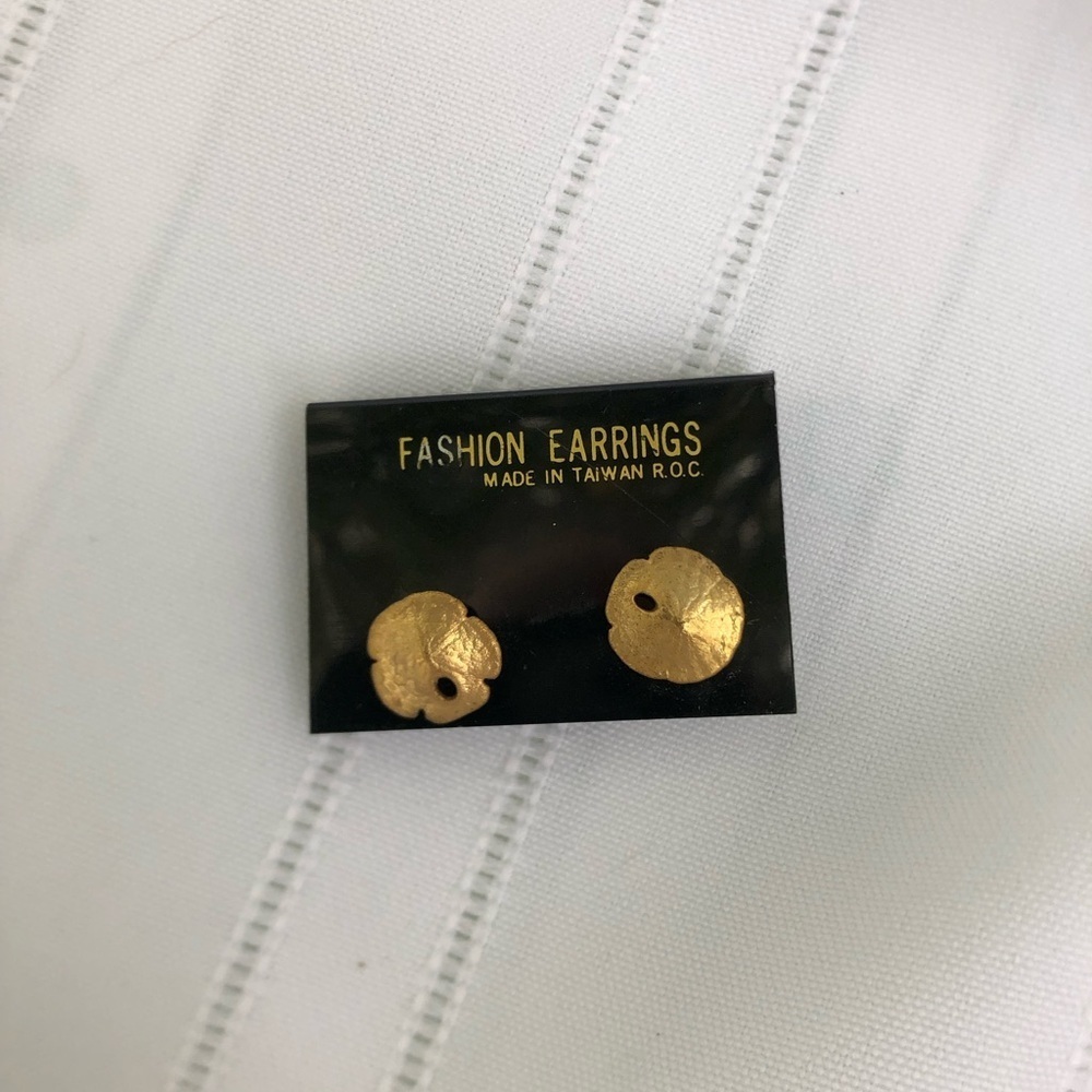 Vtg Sand Dollar Shaped Earrings